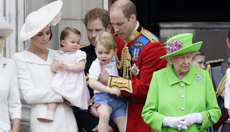 Το μυστικό της βασίλισσας Ελισάβετ – Τι κρύβεται πίσω από το ντύσιμό της